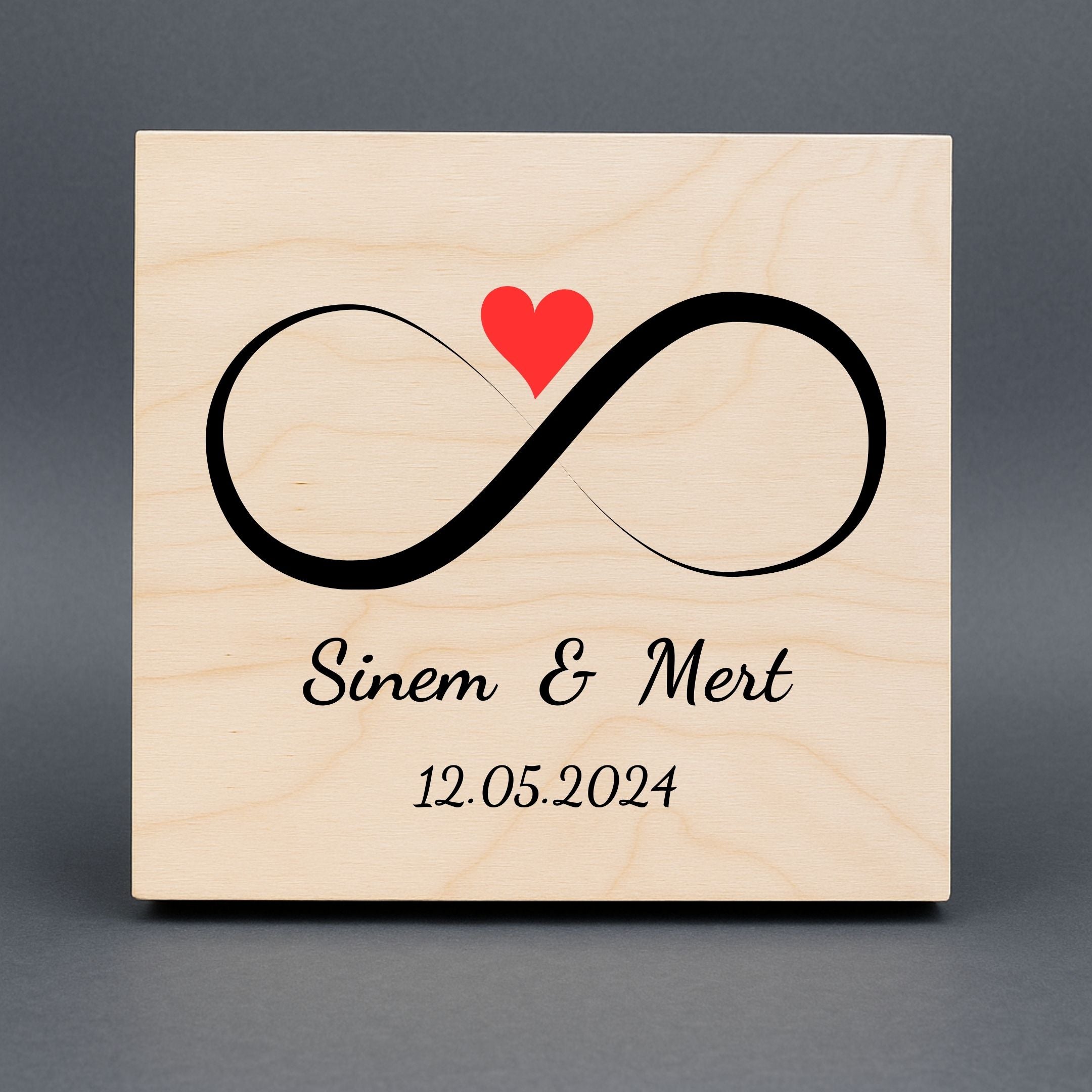 Sonsuz Aşk Panosu – Kişiye Özel İsim & Tarihli Ahşap Pano (Çift/Yıl Dönümü)