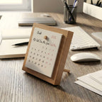 Minimal Ahşap Masa Takvimi – Doğal Kayın Standlı Takvim