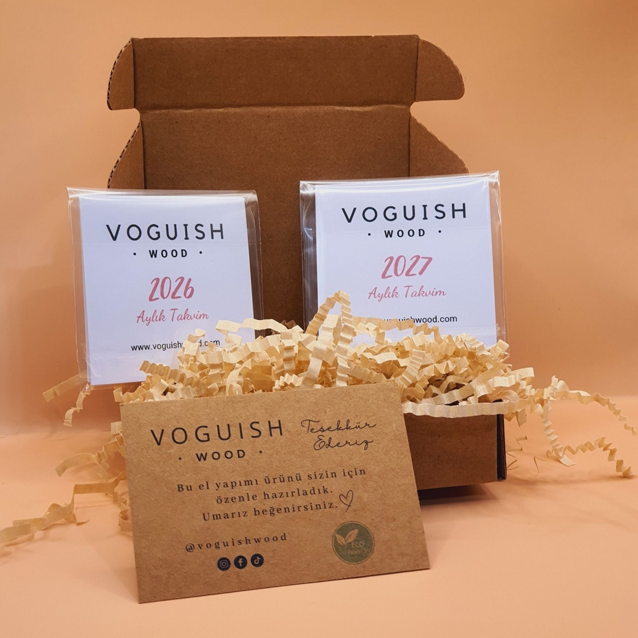 Minimal Ahşap Masa Takvimi – Doğal Kayın Standlı Takvim